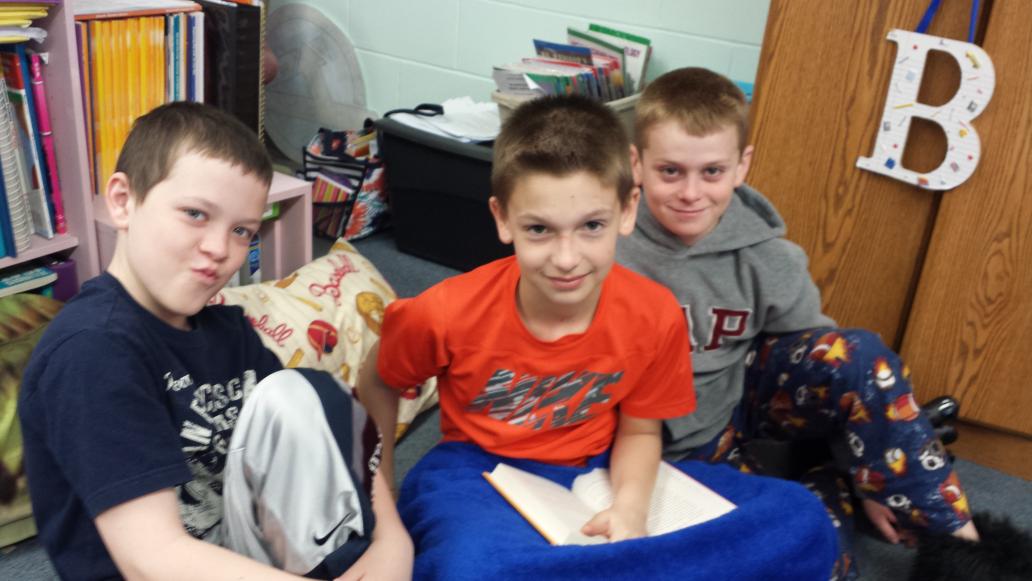 payson_grade5's tweet photo. More pictures from our read in this morning! http://t.co/hhH9WEjUaa