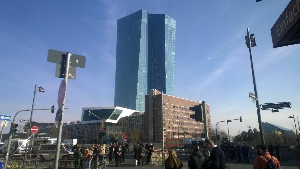 radiondadurto's tweet photo. L'austerità si blinda in attesa di @Blockupy. #blockBCE di fatto già da oggi. http://t.co/bqPOTLRyNC
