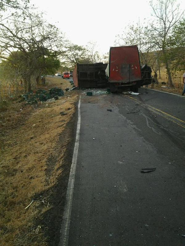 TReporta's tweet photo. En Sabana Grande, Los Santos, se registra colisión entre camión y pickup. Fotos @eleonnelacosta http://t.co/XCe7SQ3MoN