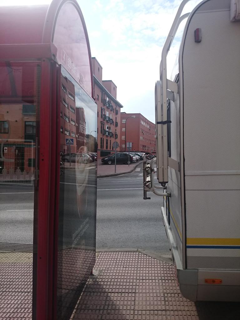 CnosMostoles's tweet photo. ¿Cual es la normativa de aparcamiento de caravanas? Así de estrecho pasan los mostoleños de calle Margarita al bus http://t.co/wGRT6Pdy1F
