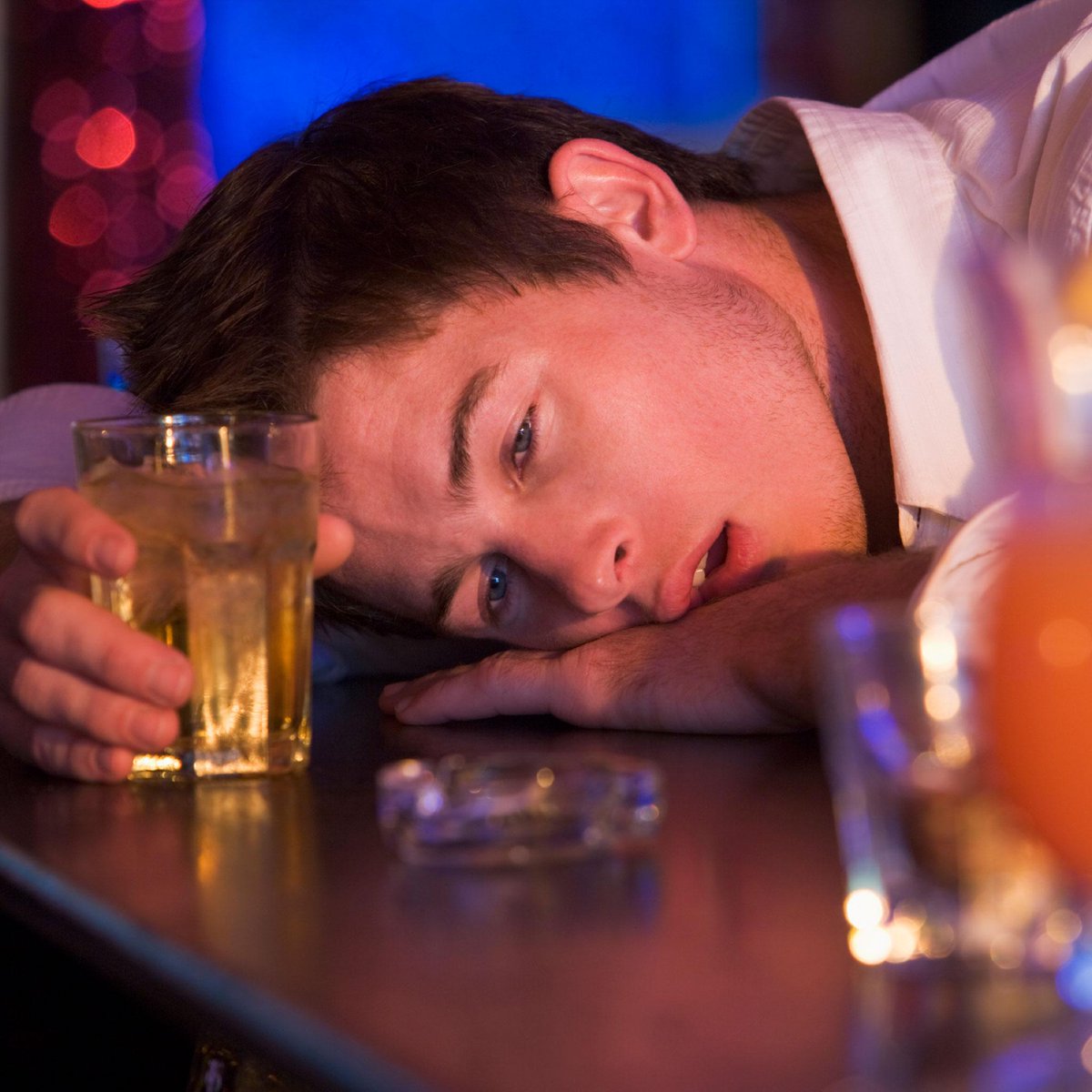 Выпивающие люди. Пьющие люди. Пьющий алкоголь человек. Под алкоголем. Как люди становятся пьяными.