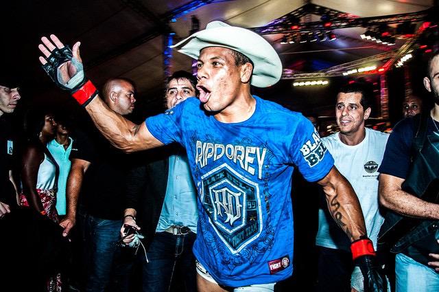 AlexCowboy88's tweet photo. Vamos que Vamos. Três Rios, vai brilhar. 
#oss #andretadeunoUFC #UFC #solaconstrutora #venumfightwear 
@AlexCowboy88 http://t.co/pF3t2e2GIV