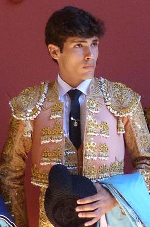 El novillero sevillano <a href="/AlejandroPavonH/">Alejandro Pavon Hato</a> con apoderado

Noticias <a href="/cultorocom/">Cultoro</a> 

cultoro.com/noticias/2015/…