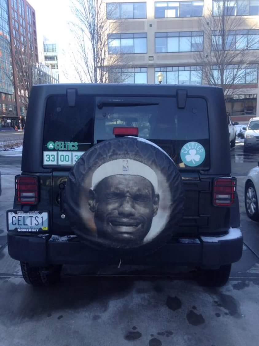 jugonyo's tweet photo. Asi se puede ver la cara de #lebronjames en algunos coches en #Boston .... #NBA http://t.co/2FGoC7jFJ2