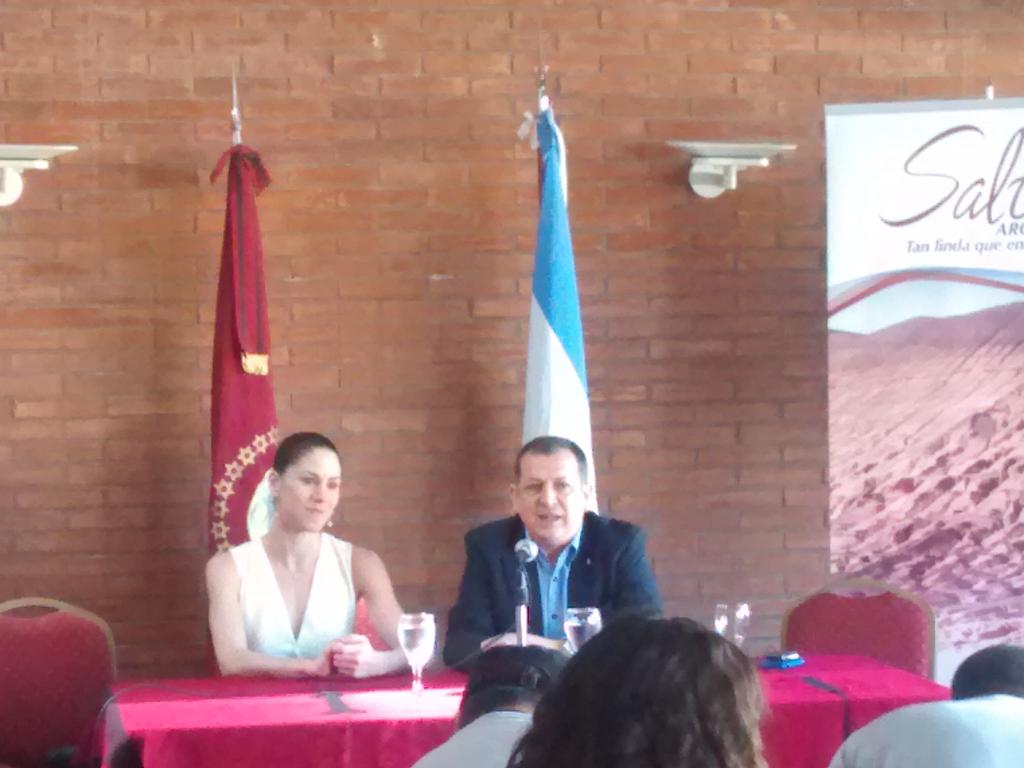 Elengallardo's tweet photo. Conferencia de prensa de #PalomaHerrera quien empieza su gira despedida en #Salta Un lujo junto al #BalletProvincial http://t.co/lNRWudzVpr