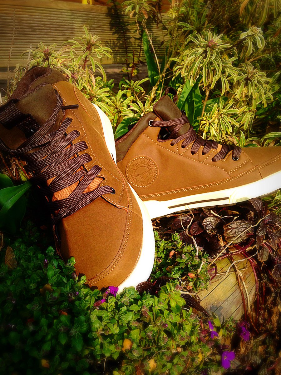 TeamBaitBucket's tweet photo. New in!! @KordaOfficial limited addition trainers! Get your now! #shoes #carp #korda #fishing http://t.co/ZErxnaTP2h