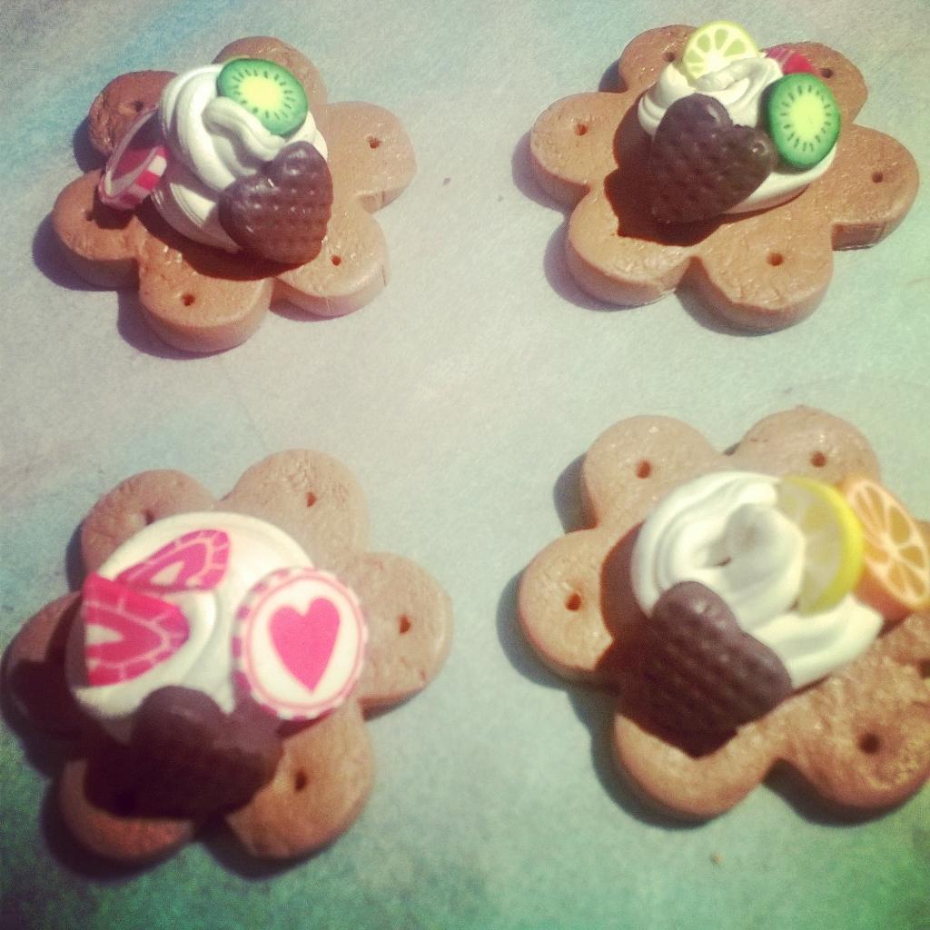 CreazPuppidu's tweet photo. Carrellata di dolci...finti! #CALAMITE #POLYMERCLAY http://t.co/tBGfEcz0Gd