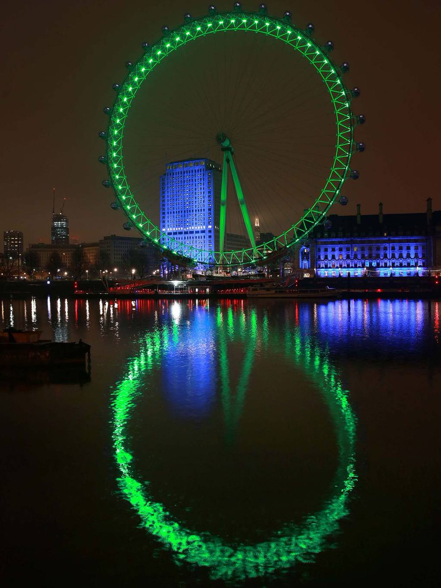 Зеленый лондон. Лондонский глаз день Святого Патрика. Мировые столицы. Лондон зеленый цвет. Всемирная столица фото.