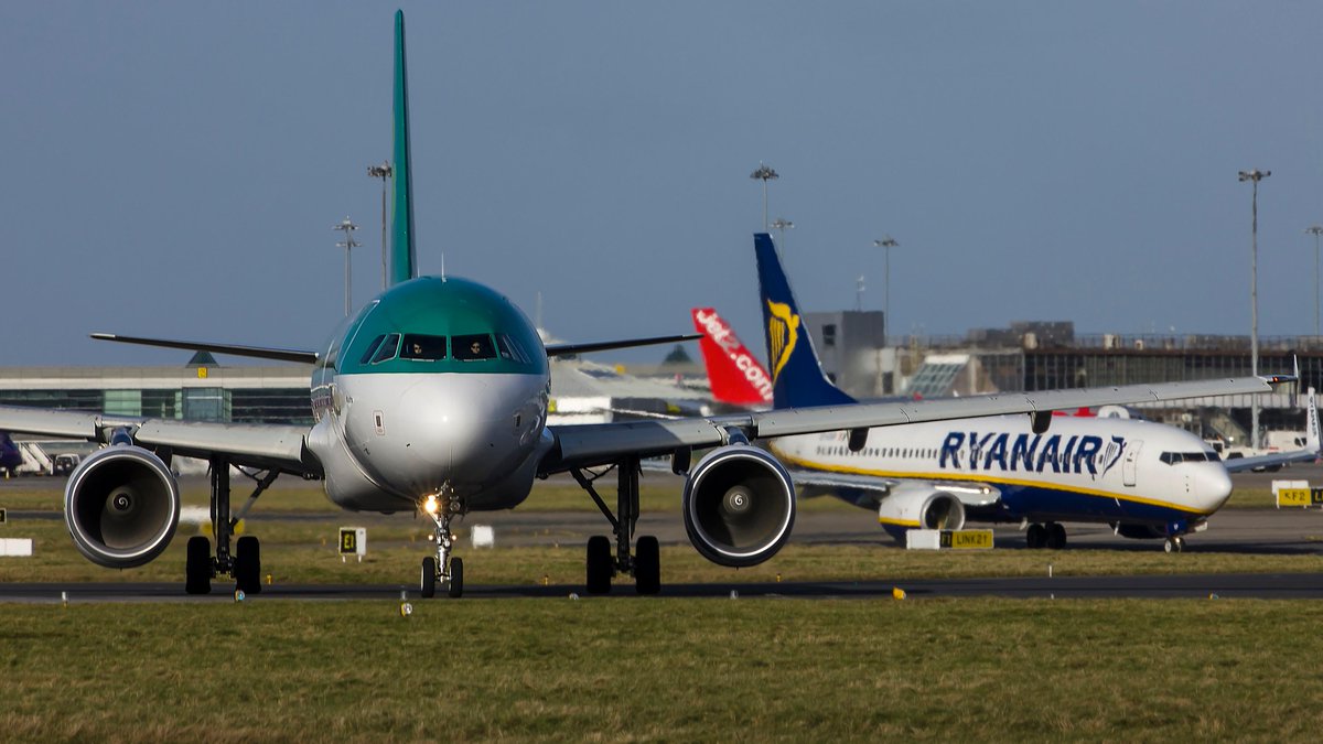 LGancarz's tweet photo. Whether it is a Harp #Ryanair or a Shamrock #AerLingus , you look cute together :) http://t.co/f9zzeIBwOv