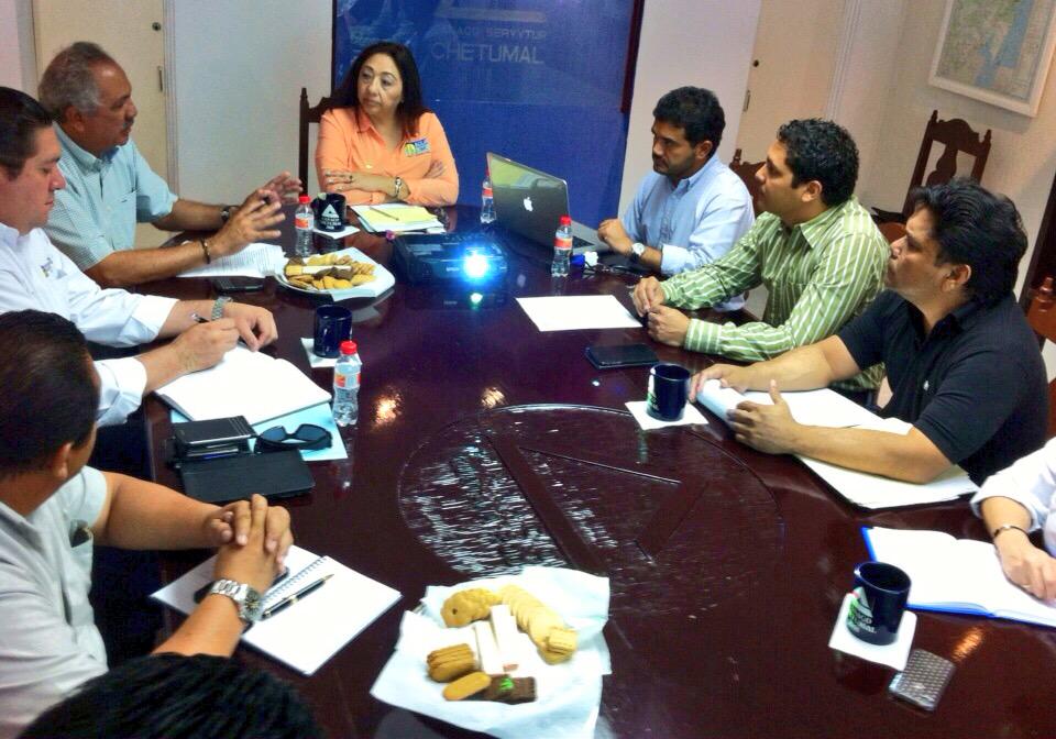 Reunion <a href="/CANACOChetumal/">CanacoChetumal</a> seguimiento trabajos remodelación Av de los Héroes <a href="/betoborge/">R</a> <a href="/SEDEQROO/">SEDE Quintana Roo</a> @e_abuxapqui