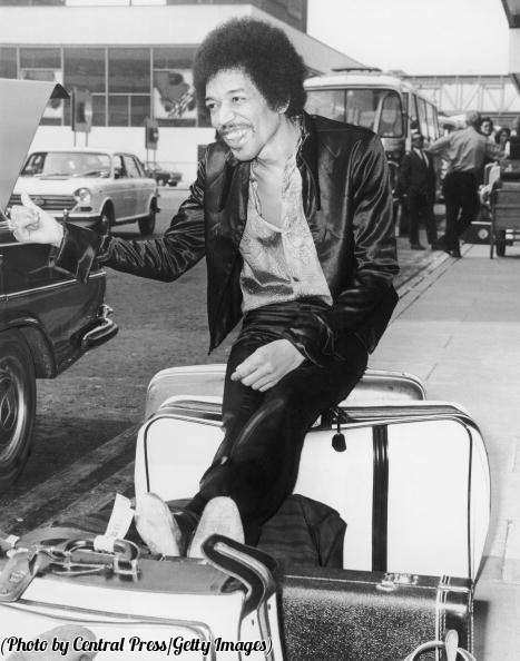 MusicTimeIine's tweet photo. Jimi Hendrix jokingly thumbs for a lift at Heathrow Airport, London, 1970 https://t.co/WEHcbUFEl1