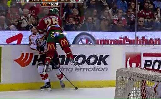 Robert_Hedlund's tweet photo. #tbt när vi igår såg seriens renaste axel mot axel-tackling. http://t.co/6XteFpCPK5