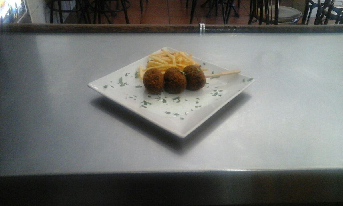 TapatourCarpio's tweet photo. #Tapatour B. Cachi (C. Mayores)
1.Caracoles con callos-2.Croquetas d arroz negro-3.Patatas d la abuela http://t.co/JAIjtvI3I2