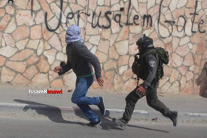 saidshouib's tweet photo. #Israeli soldier chasing #Palestinian youth during clashes near #Jerusalem Gate today. . #Palestine #ICC4Israel http://t.co/Xhh25ORcsX