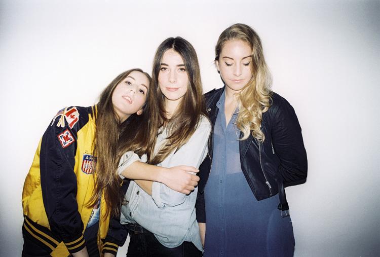 MercuryFrance's tweet photo. Il semblerait que @HAIMtheband ait adopté un 4e membre : https://t.co/14Lo64fnQ6 @france_taylor @SwiftyFrance http://t.co/xaeQpRWGri