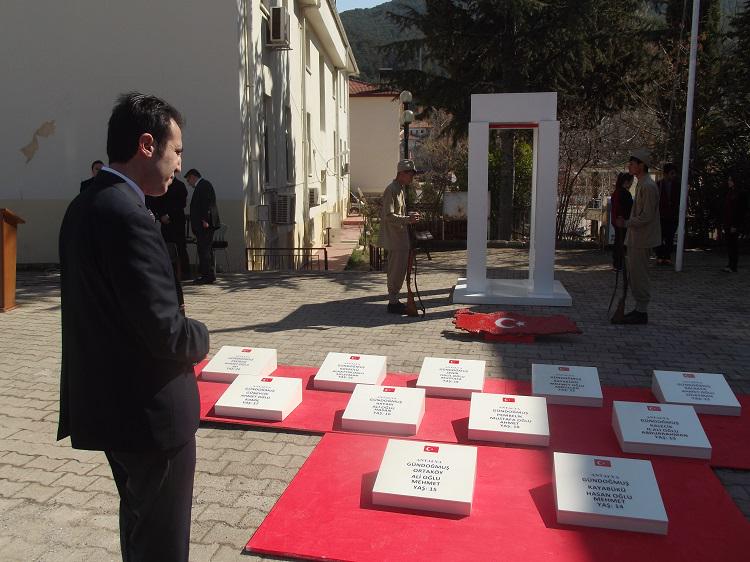 100. Yılında Çanakkale Zaferi ve Şehitlerimiz için anma programları düzenlenmeye devam ediyor.
gundogmus.gov.tr/default_B0.asp…