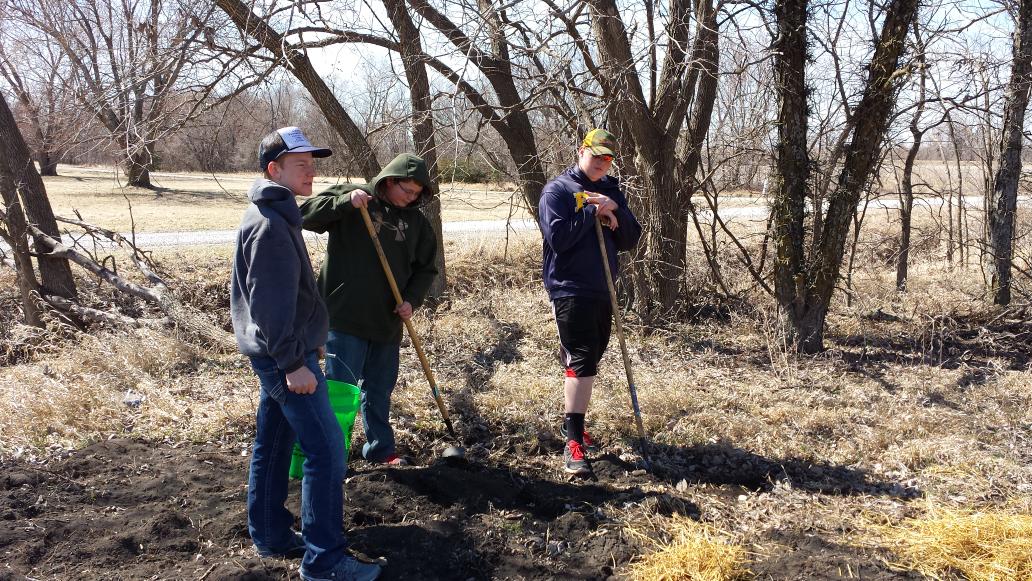 BlossMark's tweet photo. Planting some taters for St. Patty's Day. #pcffa http://t.co/6o7LWN31xA
