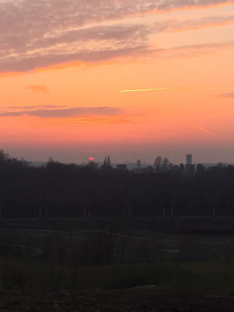 tekstenstijl's tweet photo. Net te laat,nog steeds 'n plaatje: #sunset  #internationalgolf #Maastricht tijdens bladpresentatie @ZUIDmagazine http://t.co/FoXOxxVOSk