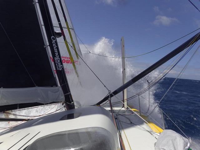 TodoRegatas's tweet photo. Cheminées Poujoulat, líder de la @BWR_2015, ha alcanzado ya la latitud de las Islas Canarias. http://t.co/Lb3lQ6HFgV http://t.co/s8sefMpKlK