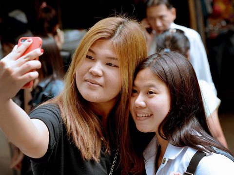 20Minutes's tweet image. En Thaïlande, les «selfies de seins» seront punis de 5 ans de prison dlvr.it/90dtDd