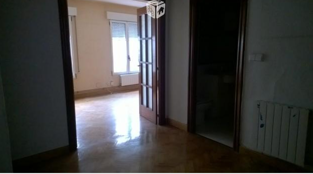 InmoVargas's tweet photo. Piso vacio en Numancia de 93 m2, 3 habitaciones, calefacción, ascensor, techos altos. http://t.co/Avz0SnJtNo
