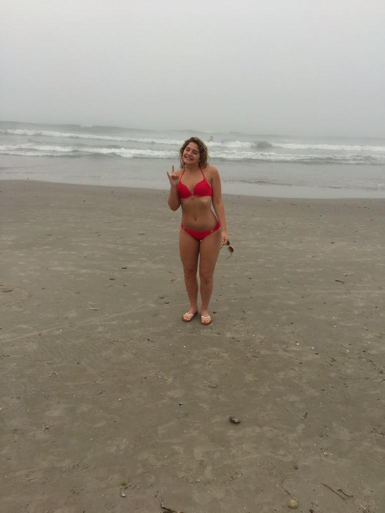 lynneasmitherzz's tweet photo. GONNA get hella tan!! #muchbeach #verysun http://t.co/DlMMiB2b8D