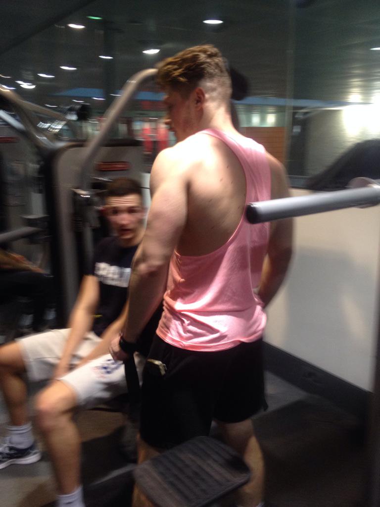woodyyy_92's tweet photo. Pink string vest in the gym are you sure? #topcunt #gymwanker http://t.co/aeUO7W2or4