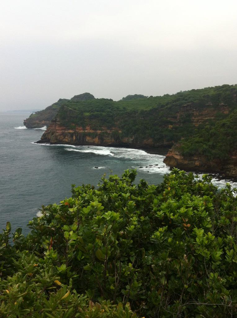 #ayokejogja #foto <a href="/Heru_Ast/">Heru Ast</a>: Keindahan pantai ngitun dari atas karang 👍.