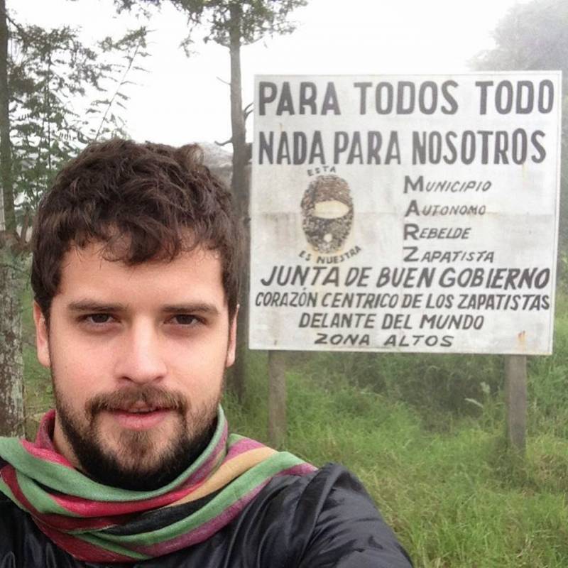 NicoJoseIsola's tweet photo. Se hace el Zapatista Vaca Narvaja y se junta con la hija de una multimillonaria terrateniente. Muy loco todo http://t.co/yKYngjzTSa