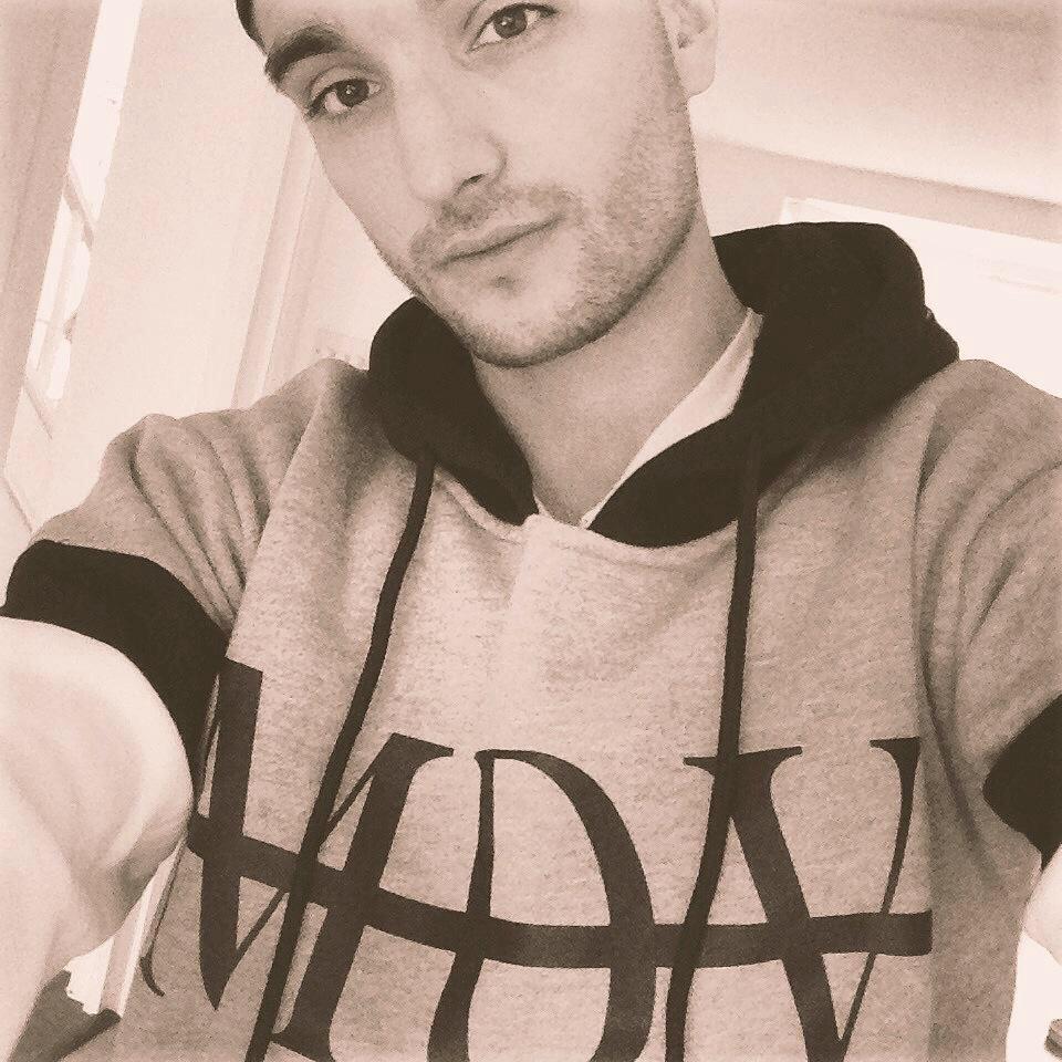 TomParker's tweet photo. “@AmyyTheWanted: Aaaand this is why he should win!!! JUST LOOK AT HIM 😍😱😅 @ENews #HottieOfTheWeek @TomTheWanted http://t.co/xnqKOln1gM” :)