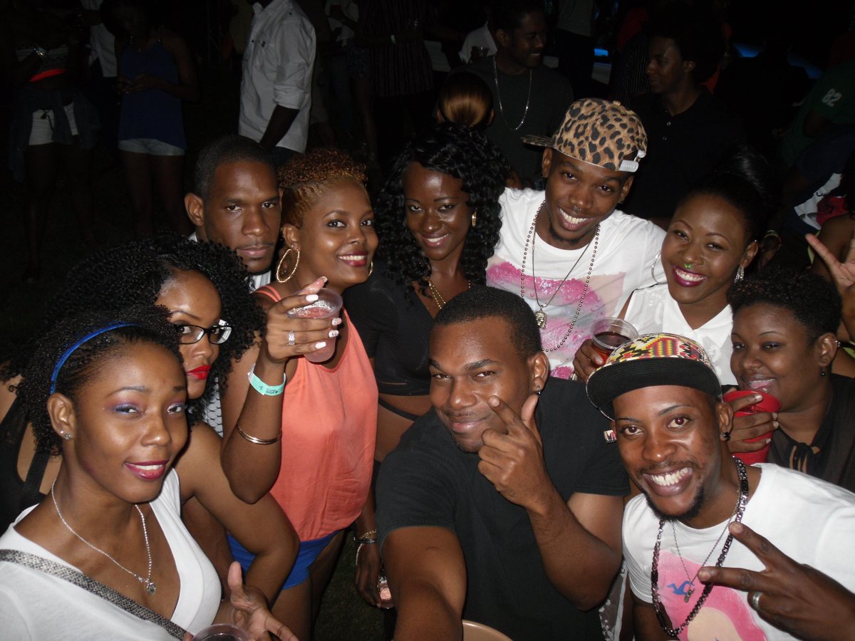 Multifarious_Me's tweet photo. 4 guys, 6 ladies ONLY way to do it ... crew had MAD fun @SocaVsDancehall #bucketorcooler #socavsdancehall http://t.co/Q4VvJEoi9A