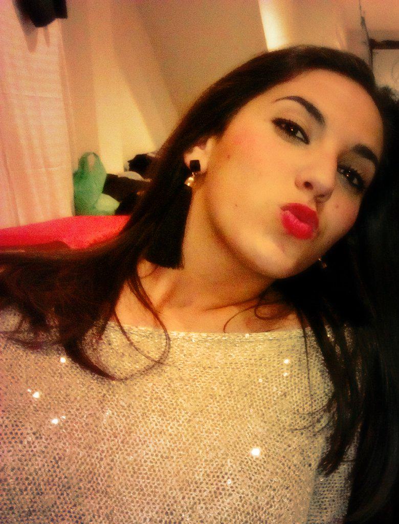 MARIAROMEROMUOZ's tweet photo. Pq eres tan bonita??? Quizás pq no tienes boca de rana??? jejejejejeje Te Quiero Preciosísima Mía @Lara_Rome http://t.co/3Ls18IMygc