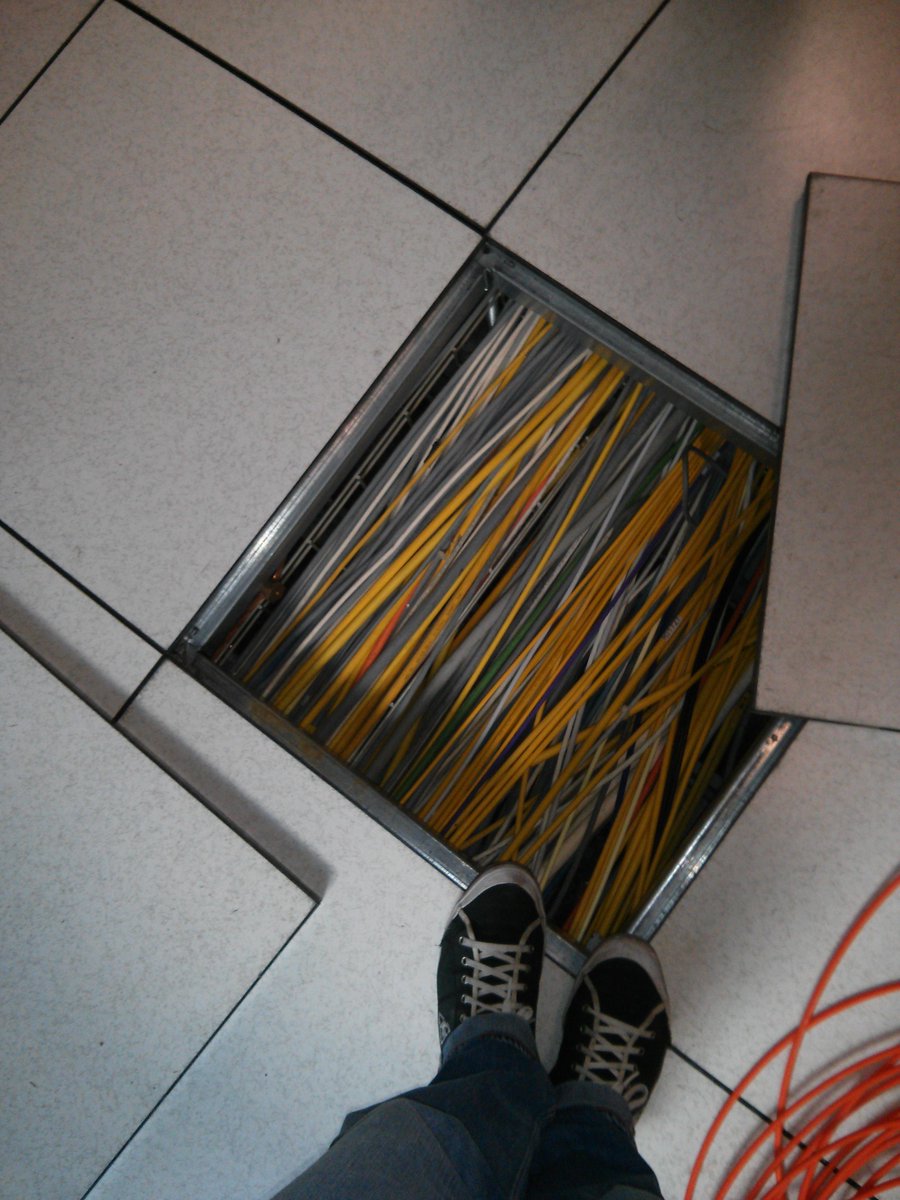 Gitoyen's tweet photo. @Gitoyen opérateur DIY: merci aux volontaires qui tirent les câbles et configurent les équipements. #internet http://t.co/xpYpkY71LL