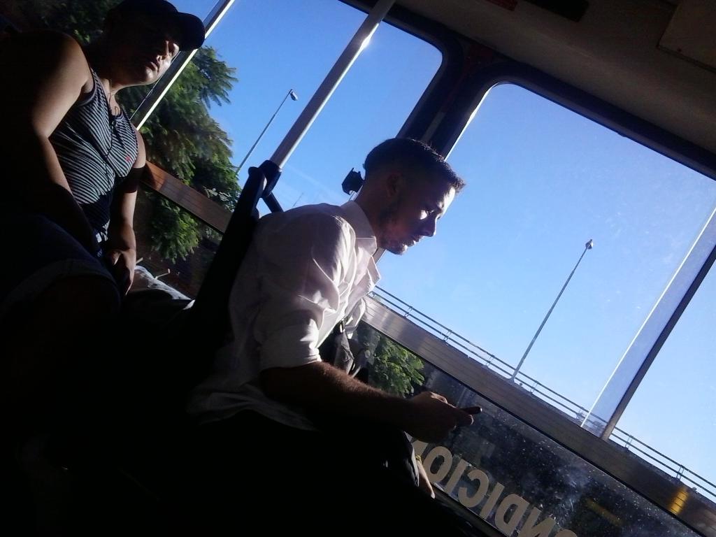 CorinaTroche's tweet photo. Amor en el colectivo ♡♡♡♡ @riiveeerpasiion http://t.co/ISNnUKNvl8
