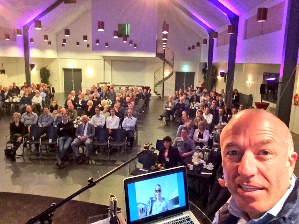 Start #dokkum lezing <a href="/Rabobank/">Rabobank</a> #viziezondergrenzen #alexander @JAHeijkamp was top nu ik 😜