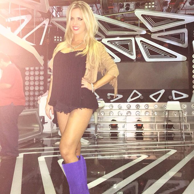 Hoy en @BenditaOk con botas @PameTropia! ?✌️❤️? http://t.co/jxUN0NZG9V