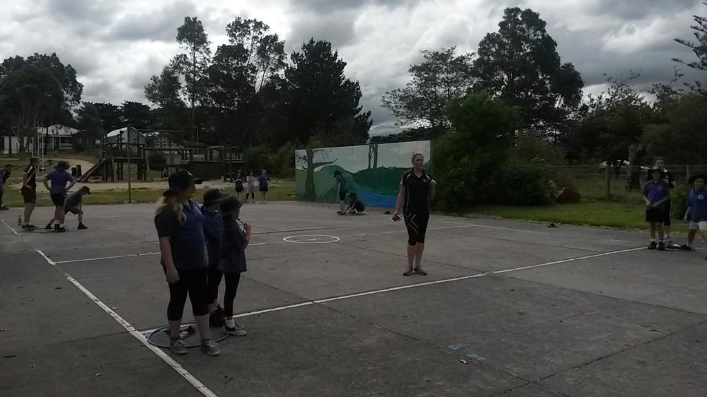 ChelseaCaple's tweet photo. .@netballvic @aflvic combined!! Clinic with @AFLGippsland @DalystonFNC giving kids footy &amp; netball opportunities! http://t.co/92MkU77ddn