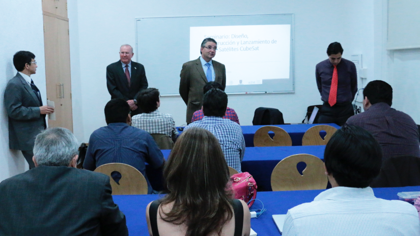 Arrancó el Seminario sobre nanosatélites #CubeSats.Inauguraron el Dr.Mendieta, <a href="/AEM_mx/">AEM</a> y Dr.Martínez,<a href="/IngenieriasUP/">Ingenierías UP</a>