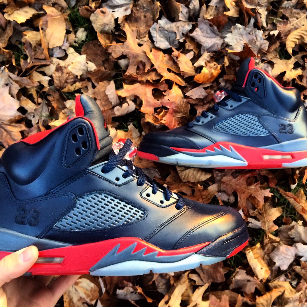 MaddCustoms's tweet image. Size 10 custom "Midnight Navy" worn 2x before they were customized. $220  @MicNice