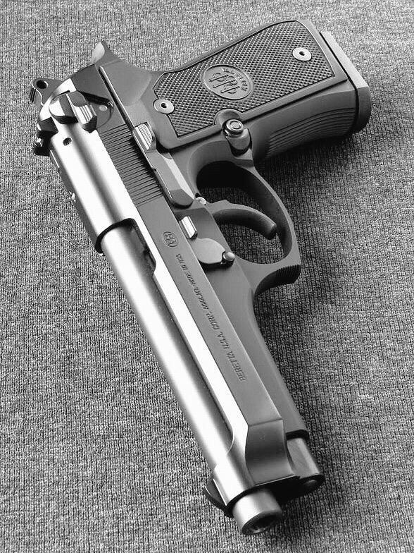 Jleo1319's tweet photo. “@WeaponCentral: Beretta 😍 http://t.co/gsWTprwZez” #BESTGUNEVER #LETHALWEAPON @Steven1521