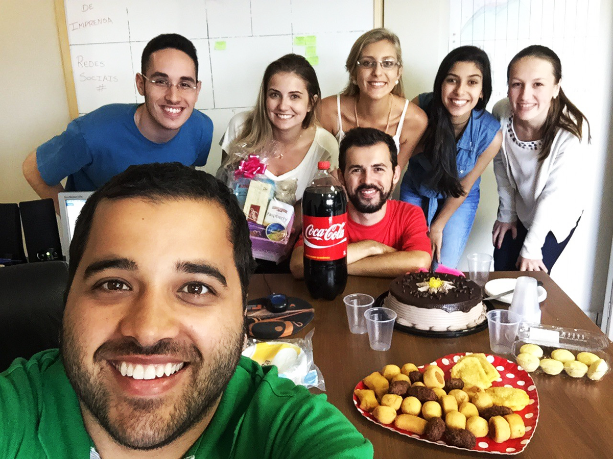 apicecom's tweet photo. Hoje é aniversário da @alissasss. E comemoramos com bolo e salgadinho! Parabéns :D :D http://t.co/IoYGkZr0pc