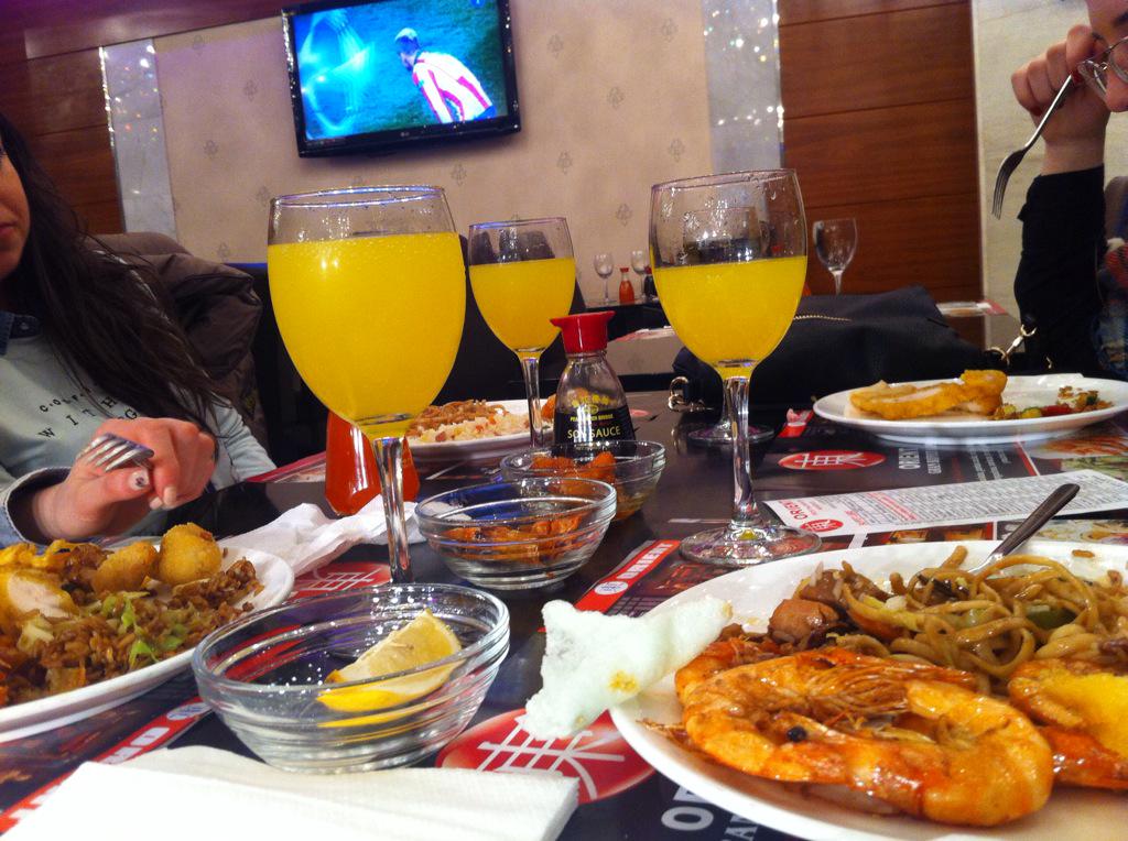 AniiRA10's tweet photo. Ultima cena en Madrid 😁😔🍱🍣🍡🍙🍘🍚🍜🍲🍧 @Caarla93 @Neeus55 @MaartaRuiiz http://t.co/3aNA7axQqf