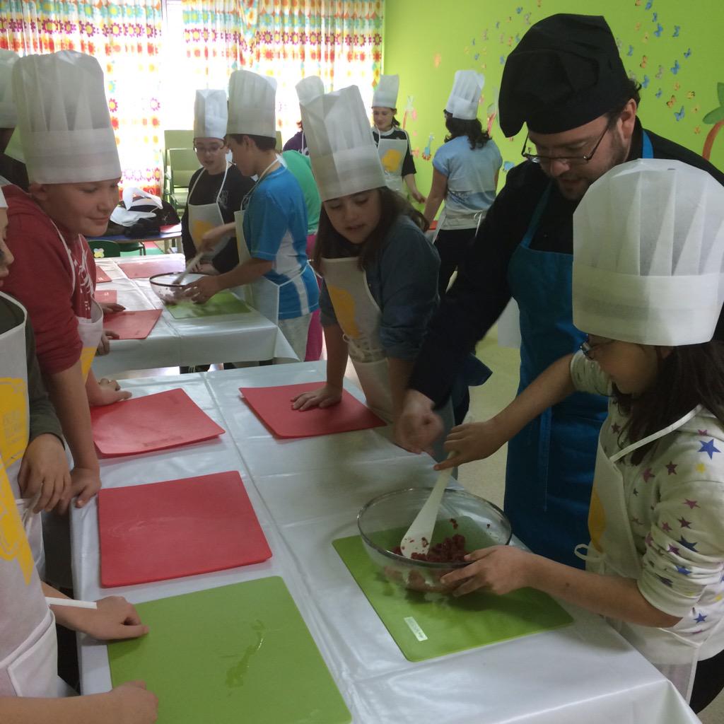 CPReyAurelio's tweet photo. El alumnado del @CPReyaurelio preparando hamburguesas con chefs de @alimerka http://t.co/hNgQritJxN