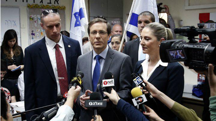 diabirmaiga's tweet photo. “@France24_fr: Le travailliste Herzog peut-il pousser Netanyahou vers la sortie ? http://t.co/Lip3bSzRo5 http://t.co/2RhHsyDgx8”