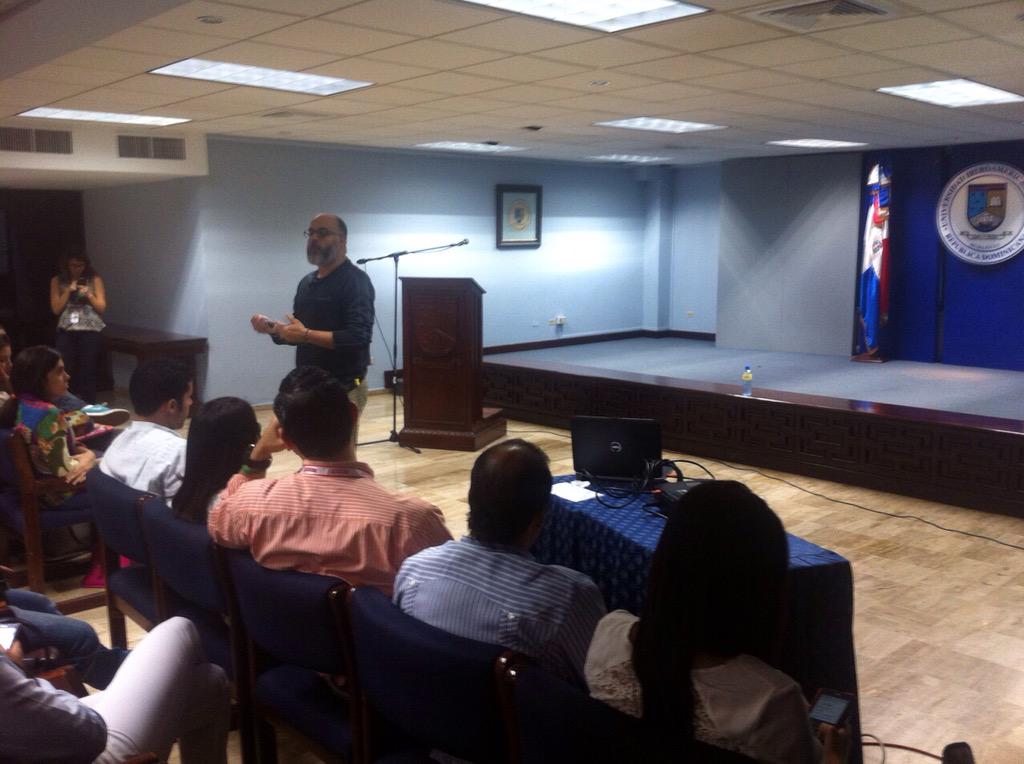 NexosRD's tweet photo. En @unibeenlinea Welvis Soto de United Brands habla sobre consumo responsable de bebidas alcohólicas #SiBeboNoManejo http://t.co/wjwhn9nuEd