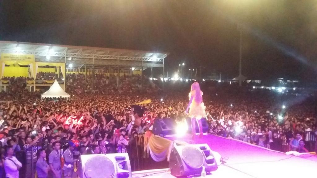 jenita_janet's tweet image. Terima kasih masyarakat Melawi KalBar telah menyambut dg antusias&amp;amp;hangat @jenita_janet td malam utk hilangkan #GARDU http://t.co/akqrrQmPr9&quot;