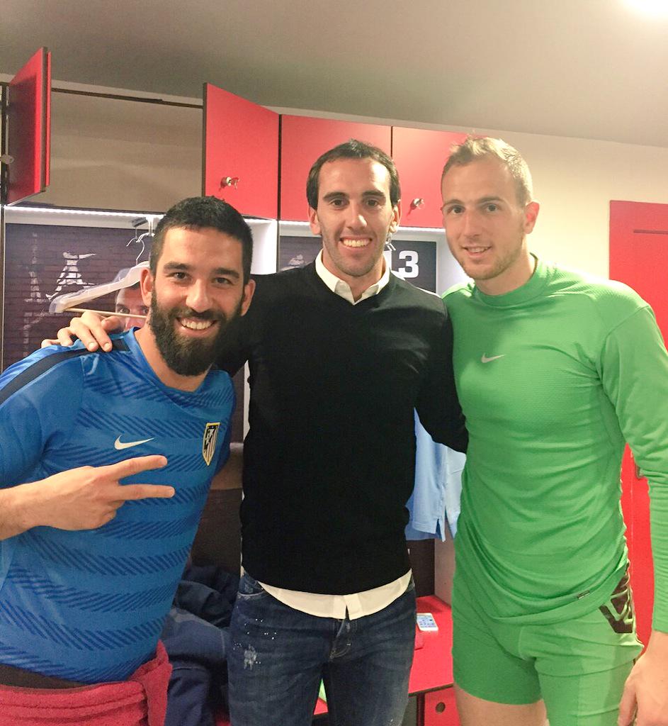 diegogodin's tweet photo. Con Arda y uno de los héroes de la noche!! Aúpa Atleti!!! http://t.co/CyPsMsKwjd