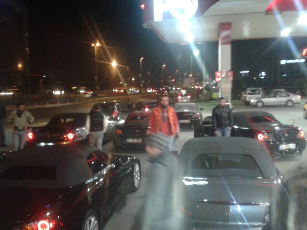 necmi_yildrm's tweet photo. Evet benzin almak icin durduk herkez sasirdi http://t.co/4ii1qQh5W8