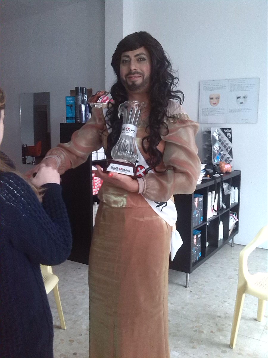 so_jenni's tweet photo. @EnElAireAB @ConchitaWurst es su doble español xfabor lo teneis que sacar http://t.co/9X1tzPOAeu