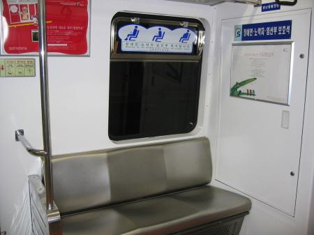 [2015.03.18 새벽편지] "요샌 젊은 사람들이 더 힘들어. 힘들게 돈 버느라" 지하철 노약자석에 앉은 한 할머니가 한 회사원에게 노약자석을 권하며 건넨 말입니다. me2.do/FZFYh7bS